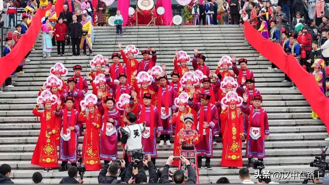 11月9日上午，“情定羌州·缘来是你”羌族集体婚礼在该县羌族文化产业博览园南大门
