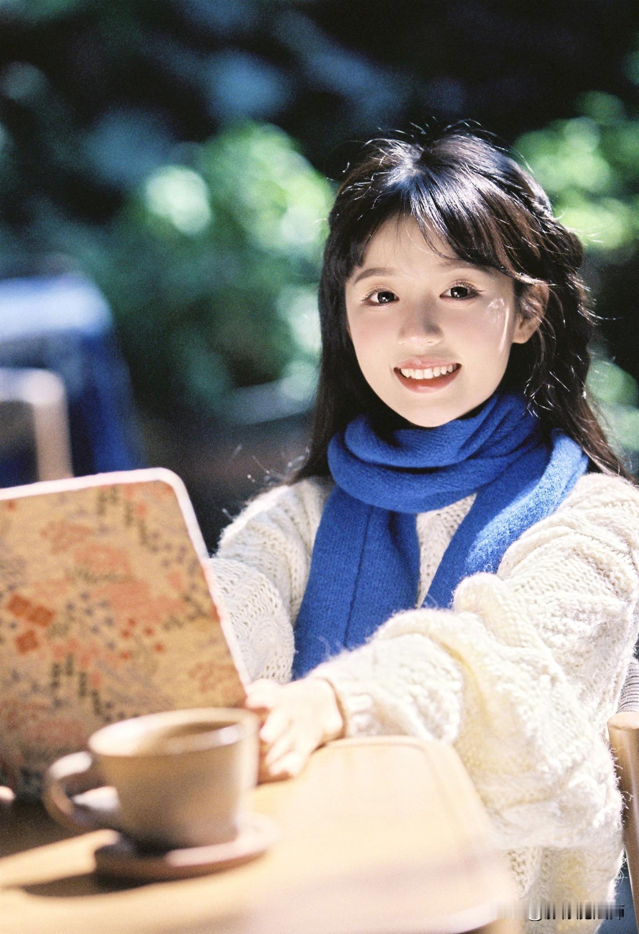 阳光明媚，女孩在咖啡馆享受美好时光。