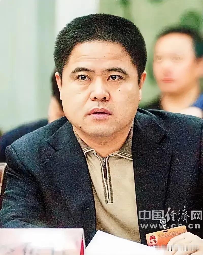 一边是地方财政举步维艰、入不敷出，人民生活困苦，内卷不止，一边是贪官污吏利用手中