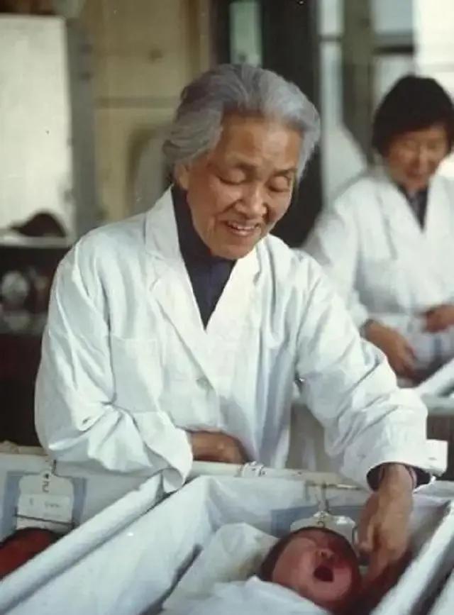 1949年，北京协和医院，一位妇女走进诊室，刚落座，大夫就说：“以后别挂专家号，