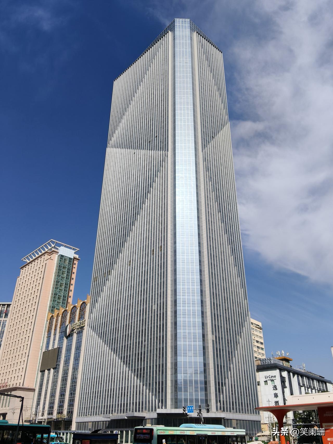 这栋楼就是兰州西关十字的新地标，叫天宝时代广场！
这座楼从2013年开始修建，一