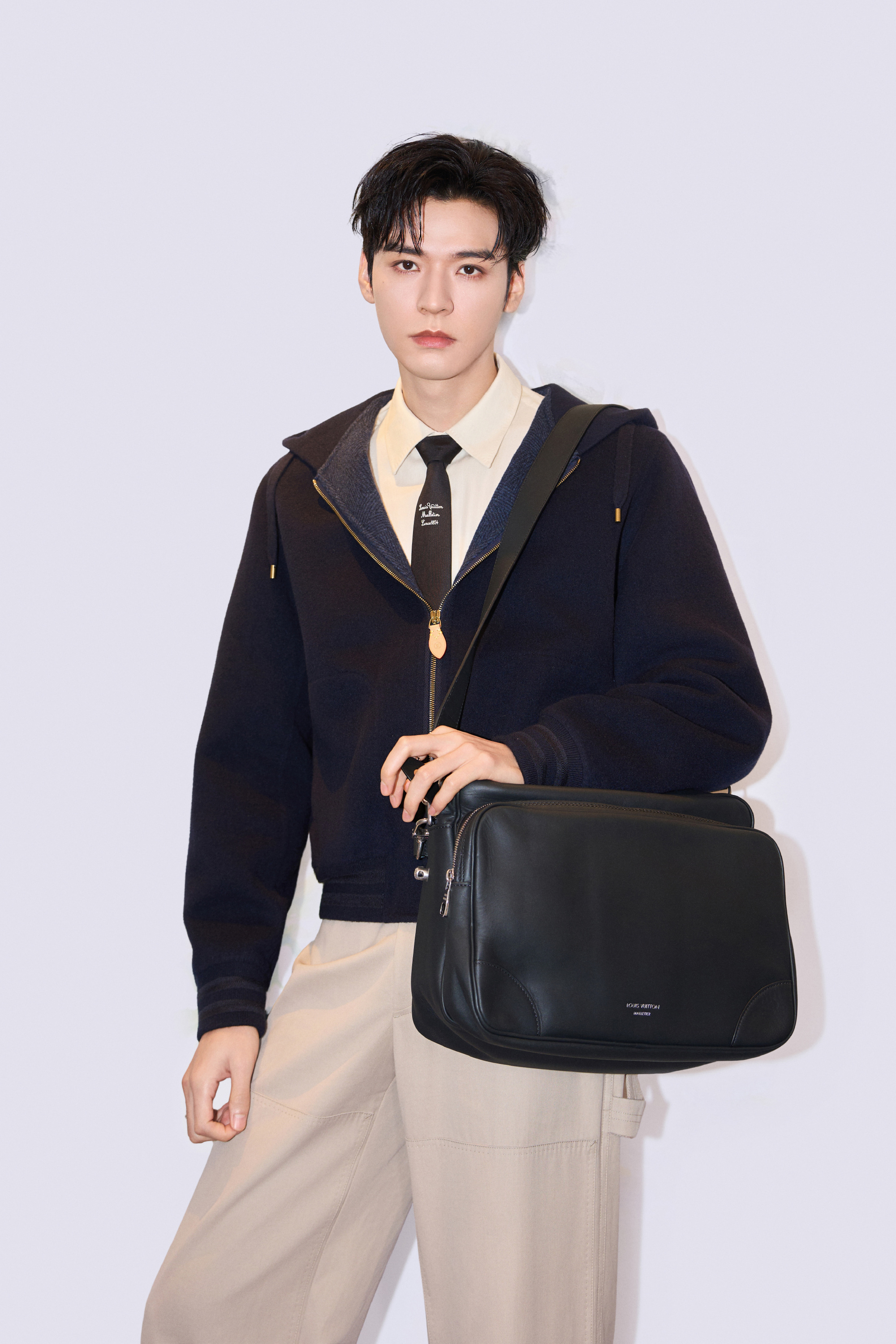 龚俊LV图书工坊造型🥰龚俊路易威登品牌大使lv图书工坊 ​​​