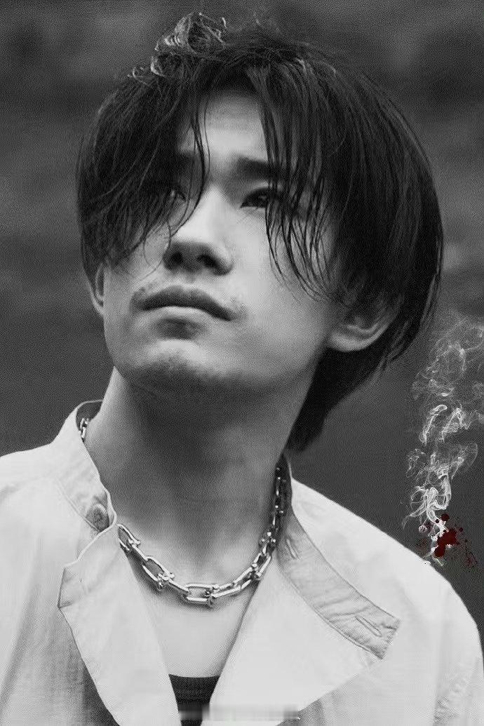 #鲜衣怒马被易烊千玺具象化了# 从电影到舞台，易烊千玺用他的实力证明了自己。他就