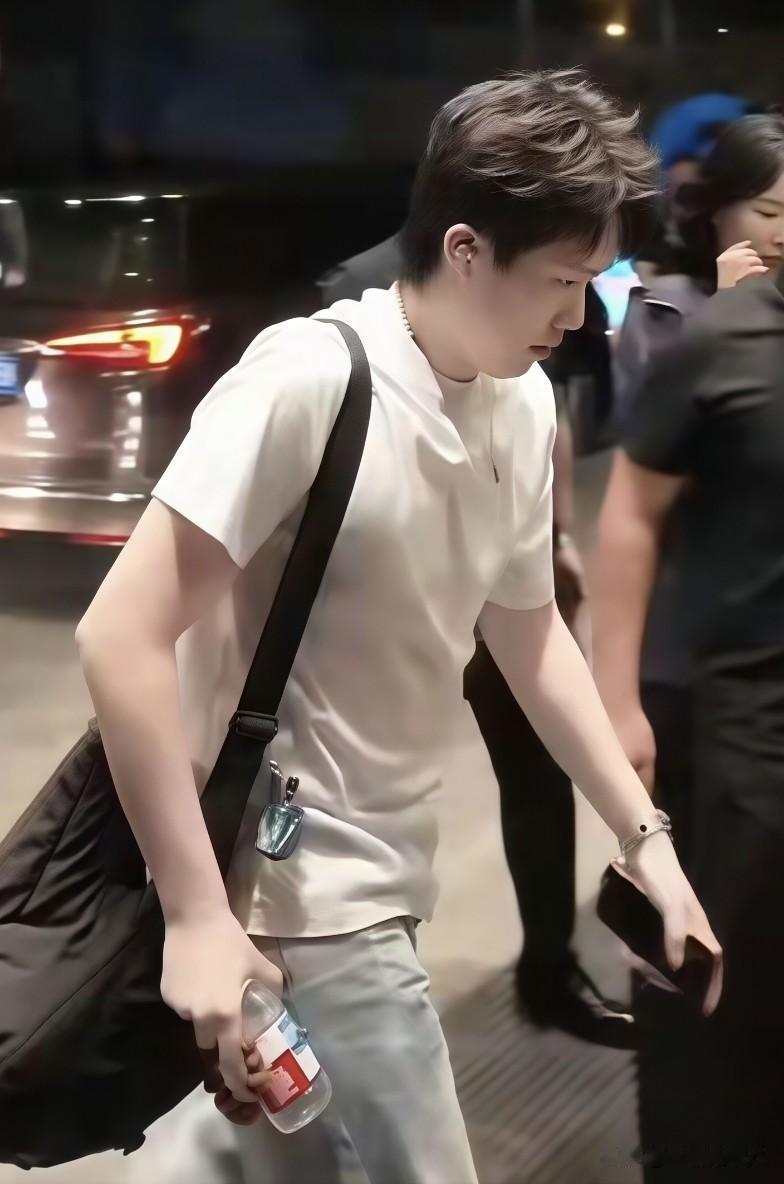 乒超联赛常规赛第一阶段比赛即将在大连开战，王楚钦抵达大连，将继续代表山东魏桥出战