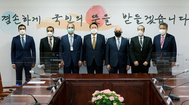 同时，这也有助于提升韩国与海合会之间的关系。海合会在中东地区具有重要影响力，与韩