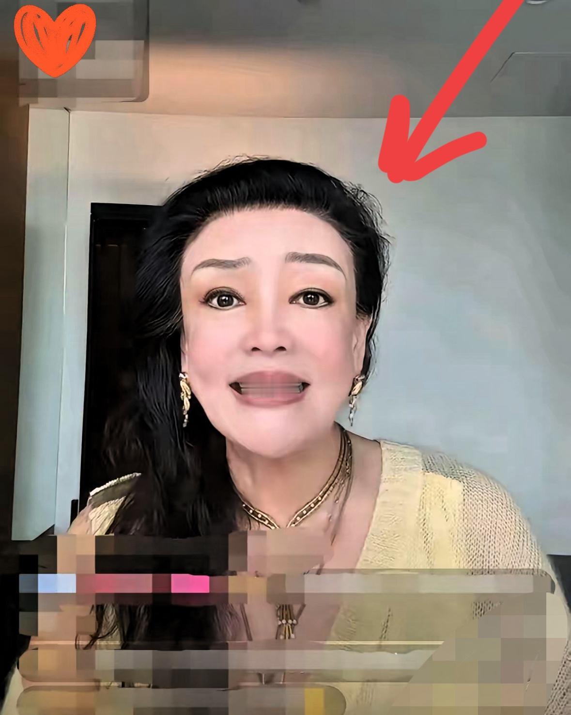 兰姐太开心了，
说筱梅昨天生了，
粉丝问是男孩还是女孩，
兰姐说，
等一会小菲会