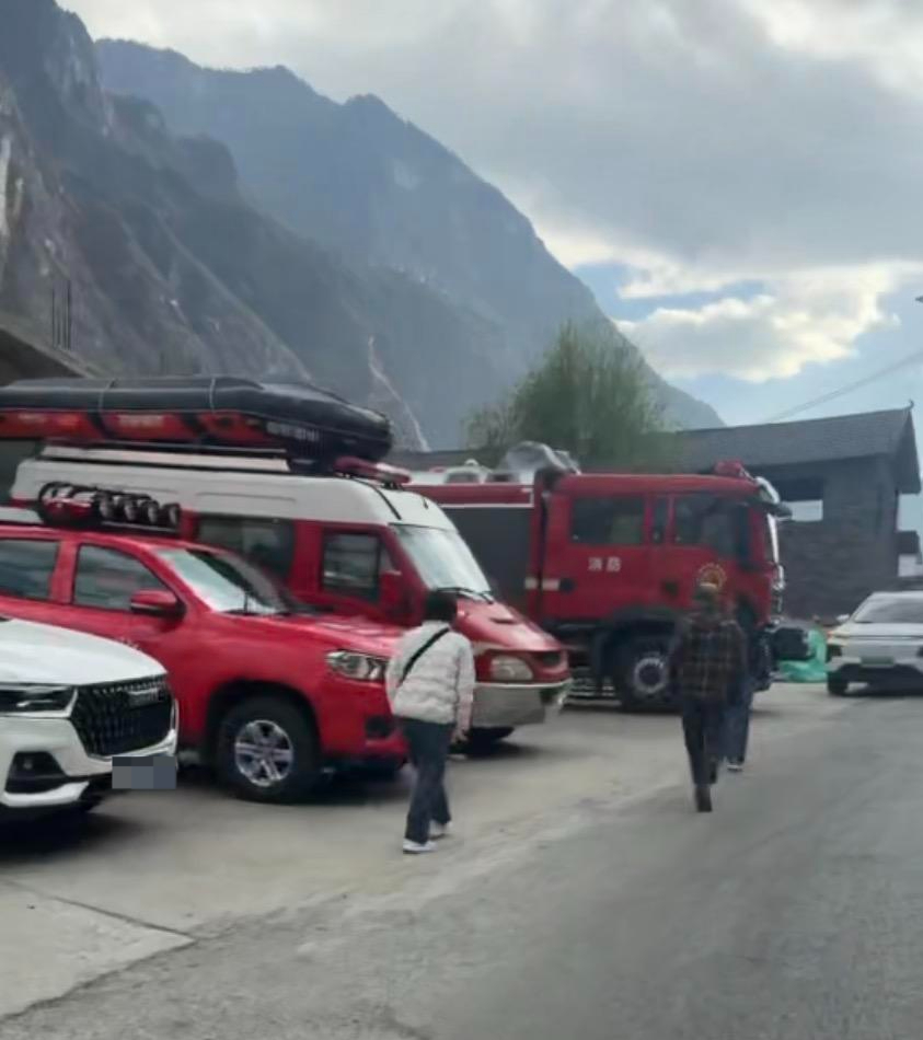 #虎跳峡落水失联男子仍未找到#【#虎跳峡游客落水事件目击者发声#：同行女子称他们