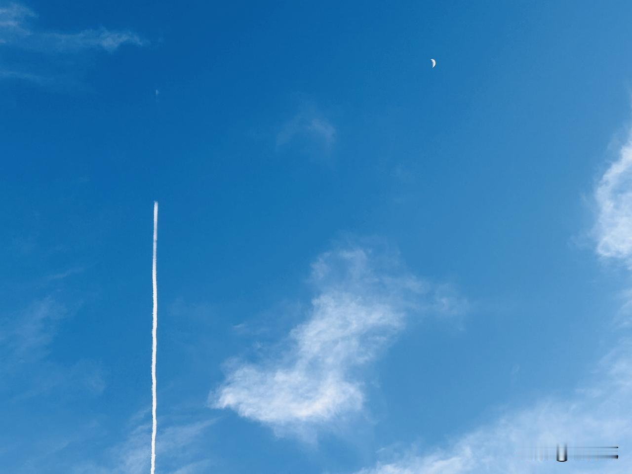 点与线的深情对望（随手拍）。今天傍晚七点多，我去阳台收衣服，不经意间瞥见天空中呈