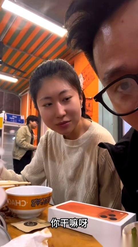 最新款的苹果手机，就这么崭新地放在饭桌上。
对面那个你最爱的女人，头都没怎么抬，