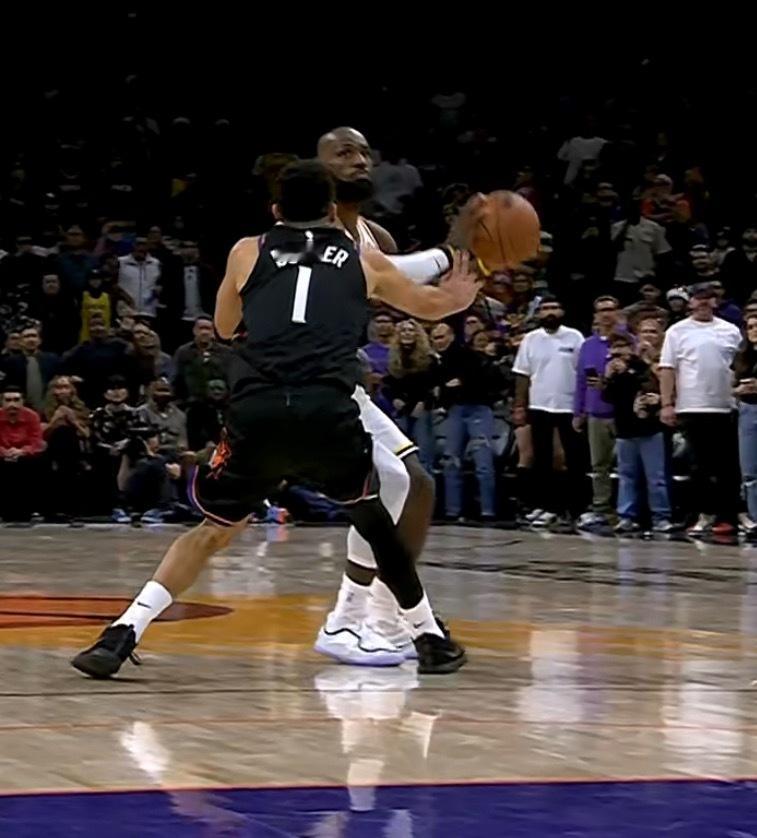 打到了手，没问题。 