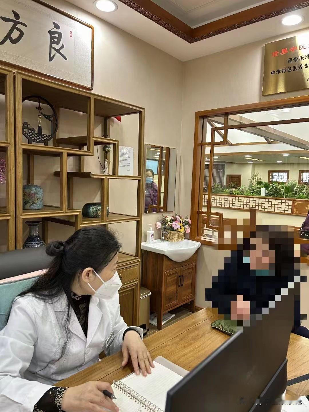 张女士是经朋友介绍来的，特意从哈尔滨过来，主要是失眠问题，已经一年多了，现在特别