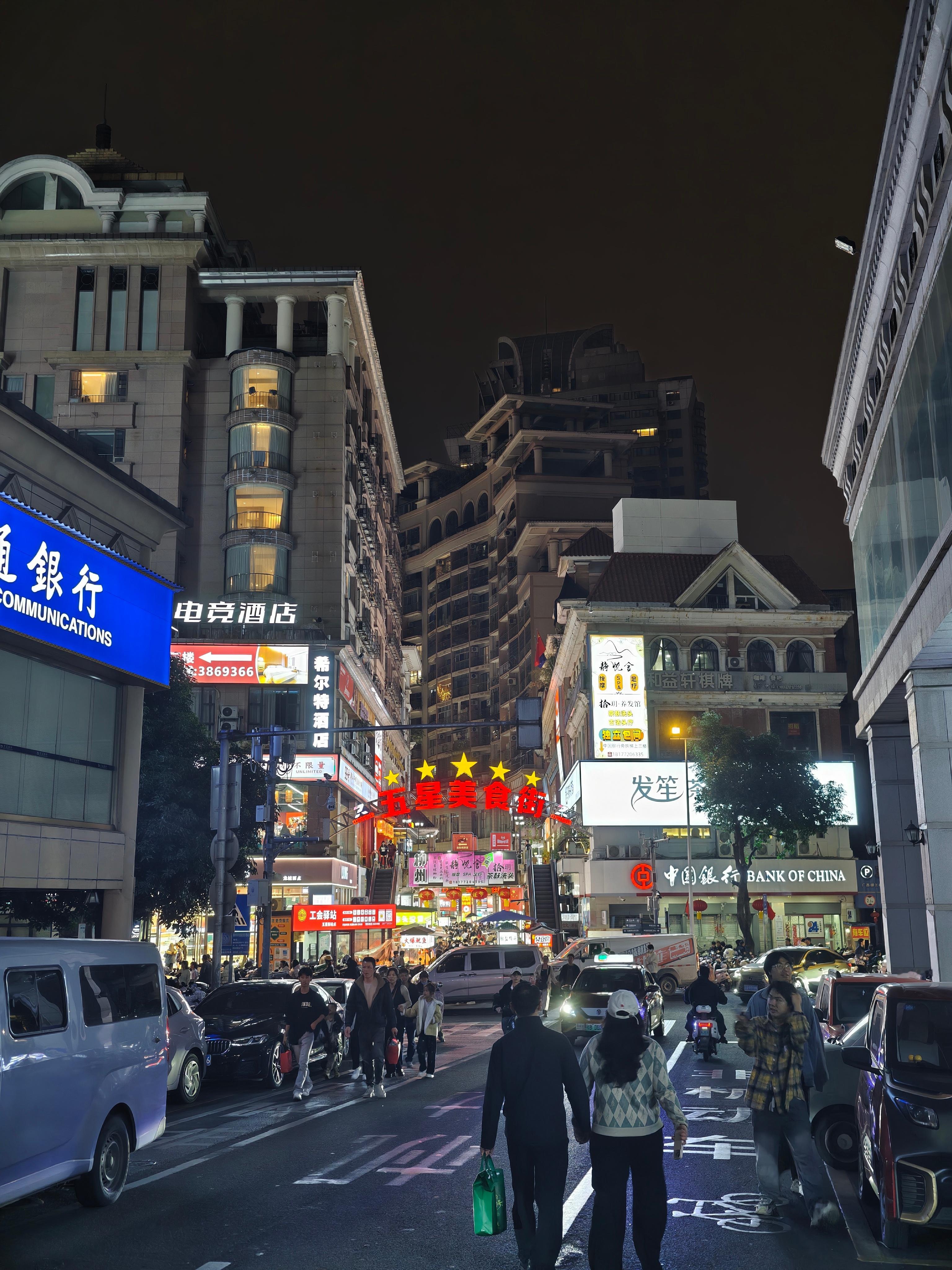 今天已经是第一个工作日了，咋街上都还是外地人和外地车。都不用工作天天旅游的吗 