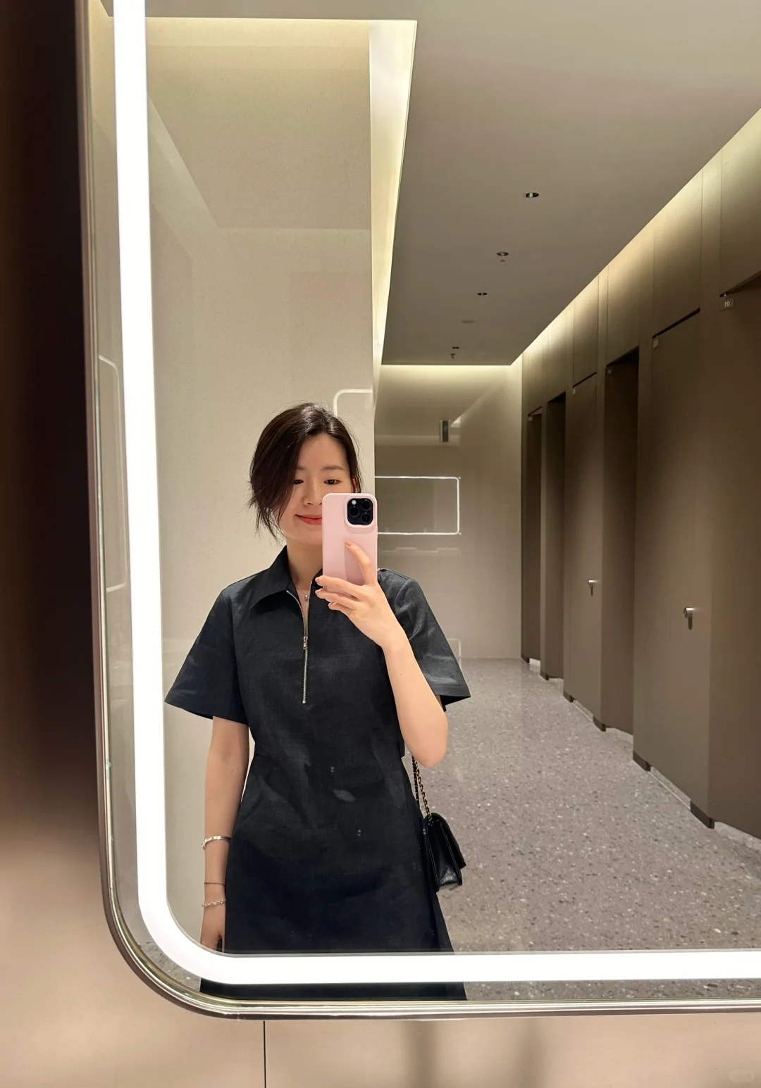 质感很好的正肩连衣裙