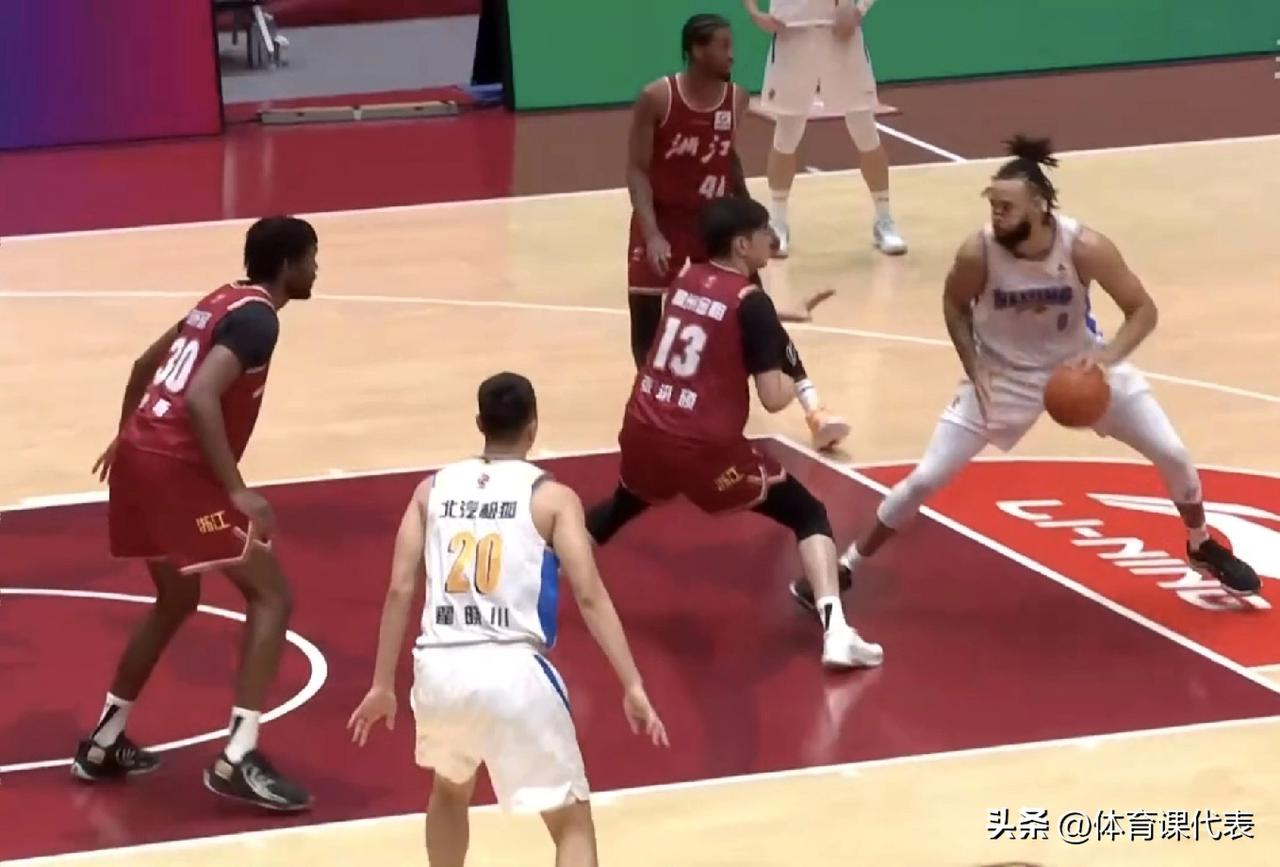 赵睿缺阵，周琦上半场0出手四罚四中得4分，北京男篮半场落后浙江6分！北京时间20