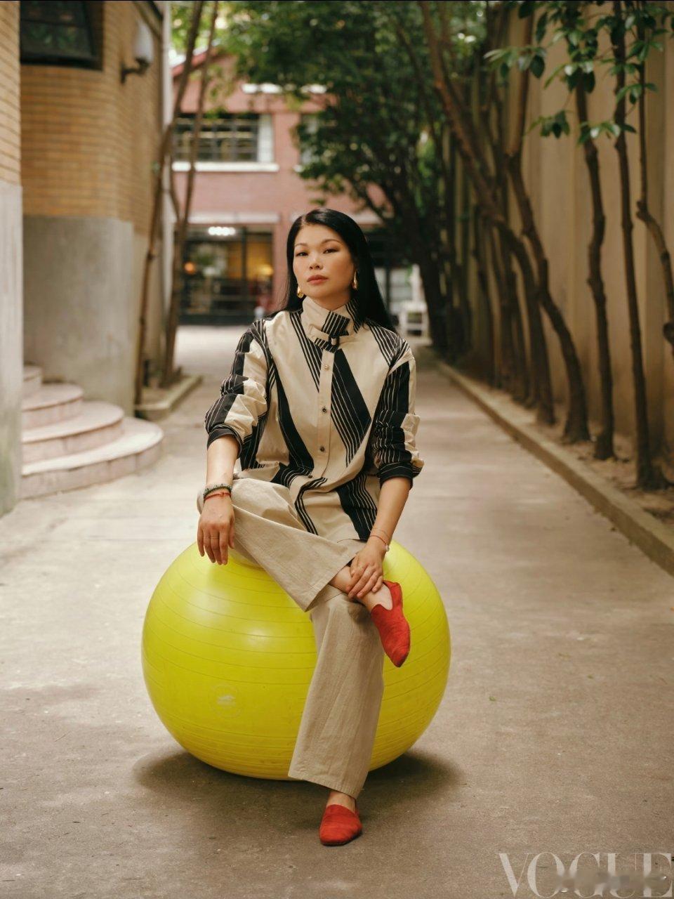 吕燕超模就是超模初代超模的权威我后知后觉[捂嘴哭]吕燕VOGUE金九大片，扑面而