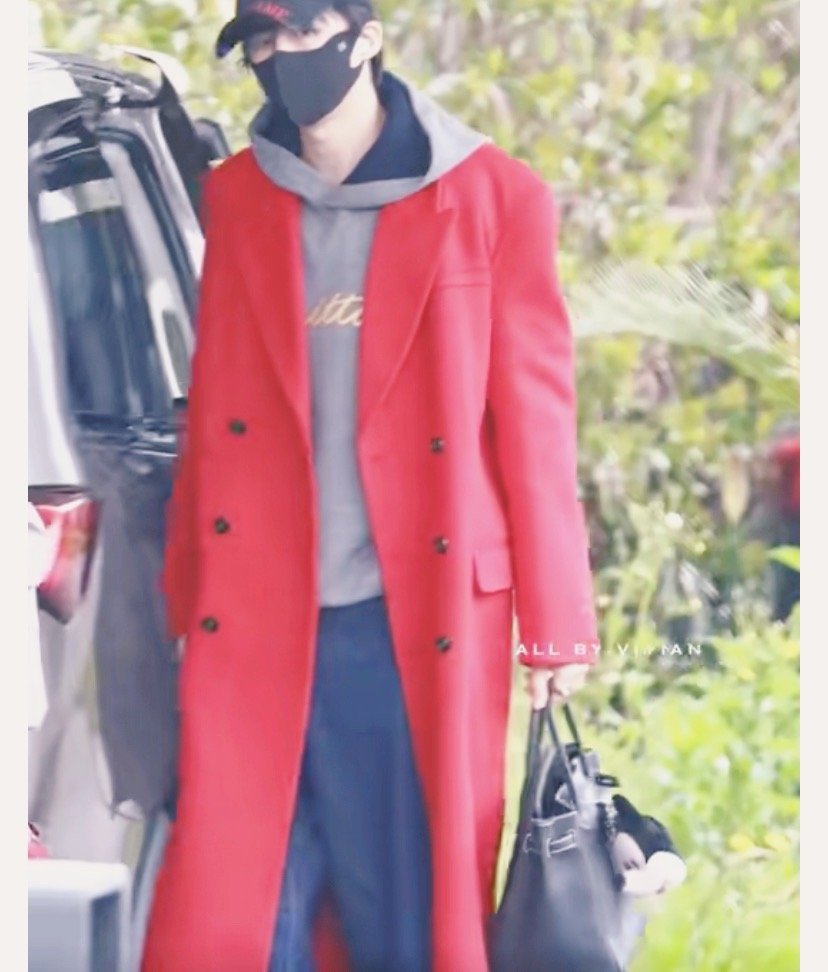 刘宇宁这一身红衣也太有氛围感了吧！长红大衣气场拉满，包上挂着的米奇挂件又秒变可爱
