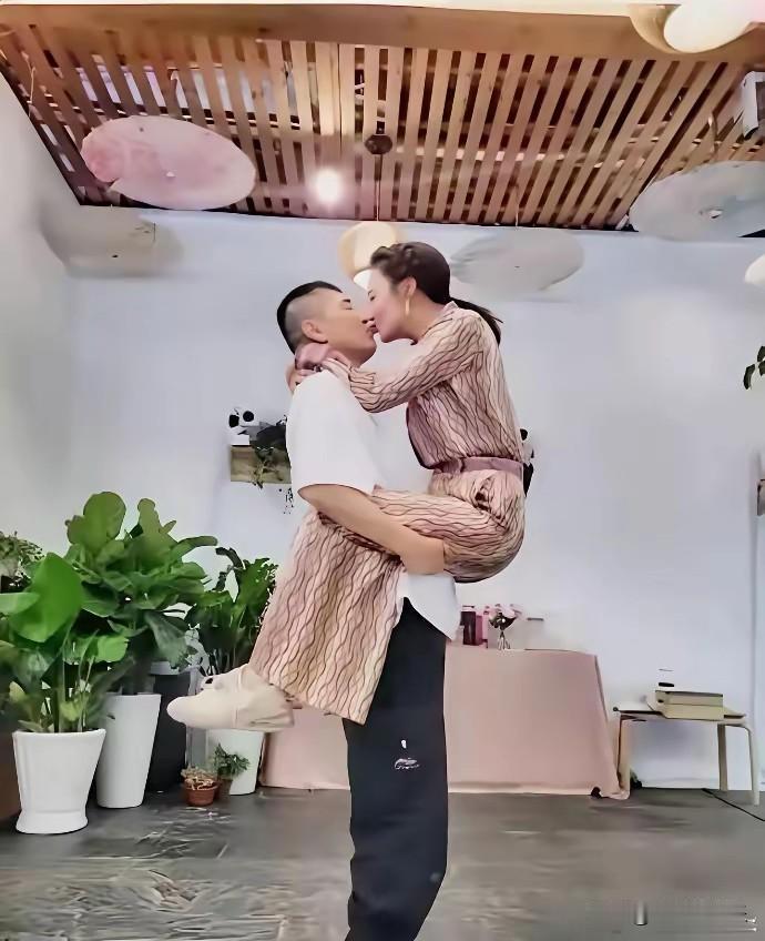 陈建斌是真不服老
     陈建斌像小年轻一样，把老婆蒋勤勤骑在脖子上，像表演一