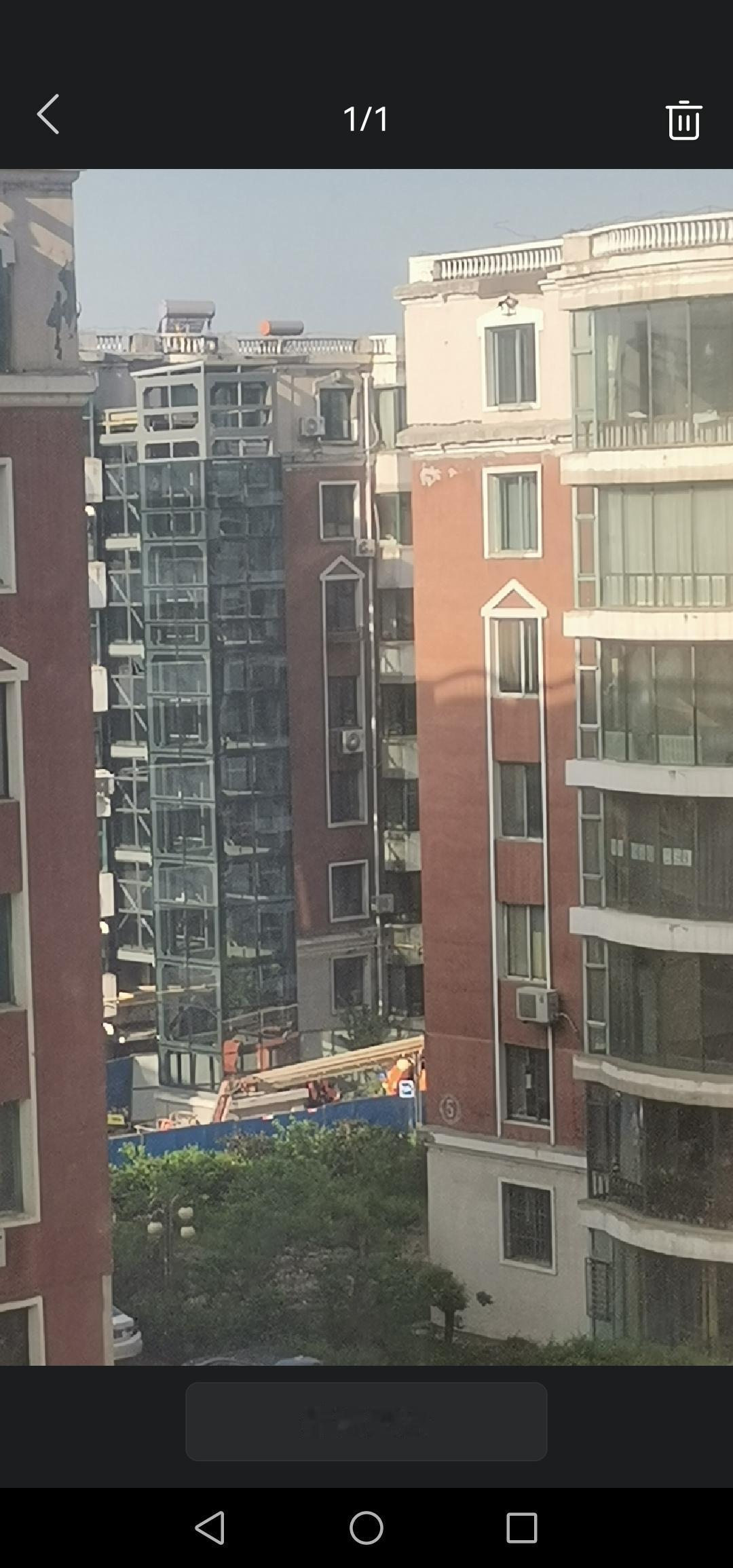 吉林市龙鼎花园老旧小区的电梯安装工程进展十分迅速，玻璃都快安装完毕了，看上去颇为