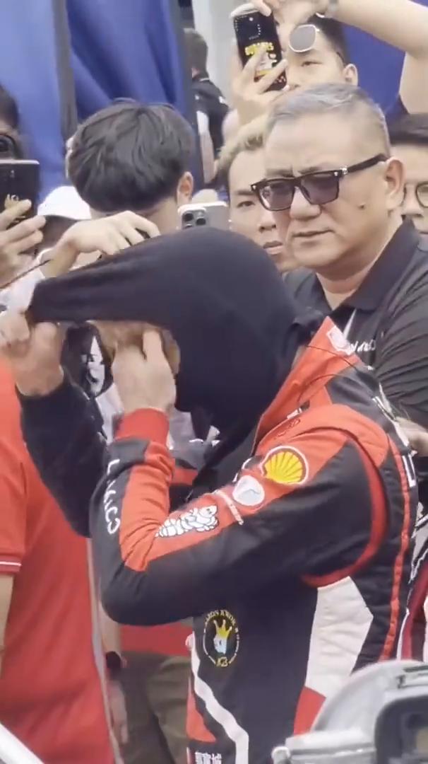 二十六亿屹立在四十，浪漫步步飞色，穿梭身边。