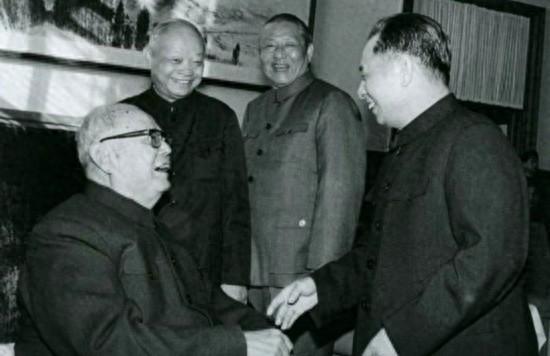 1984年叶剑英病重之际，中央紧急请钟南山赶赴北京，数日努力后终于成功挽救叶帅！