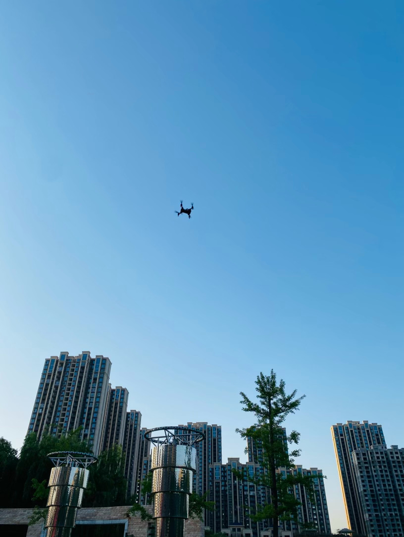生活手记记录真实生活摄影摄影摄影 晚风吹过广场的黄昏，夕阳把城市的轮廓揉进湖光里