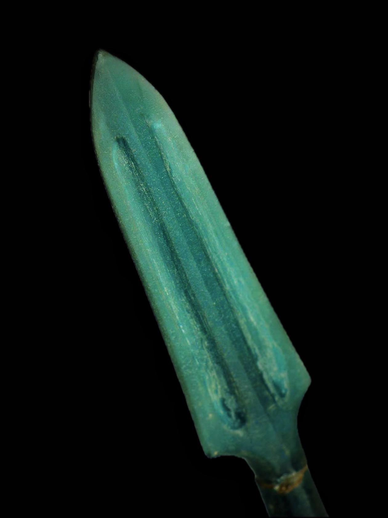 西汉·琉璃矛。愿我来世，得菩提时，身如琉璃，内外明澈，净无瑕秽——《药师琉璃光如来本愿功德经》 
图源：动脉影 
这件翠绿色的矛由玻璃铸造，长18.8厘米、刃宽2.2厘米，1956年湖南长沙市沙湖桥M45出土，湖南博物院藏 
通体透明，矛脊两侧有槽，矛柄作圆柱状，柄的中部凸起成圆球形
应为礼器或明器
反映了西汉时期玻璃制造技艺的高超水平 
两汉时期，中国的琉璃铸造业达到顶峰
这时琉璃已经类似于后世玻璃的透明度
时人常给玻璃璧冠以“夜光”之名 
《西京杂记》卷二记载：汉武帝时••白光琉璃为鞍，鞍在暗室中，常照