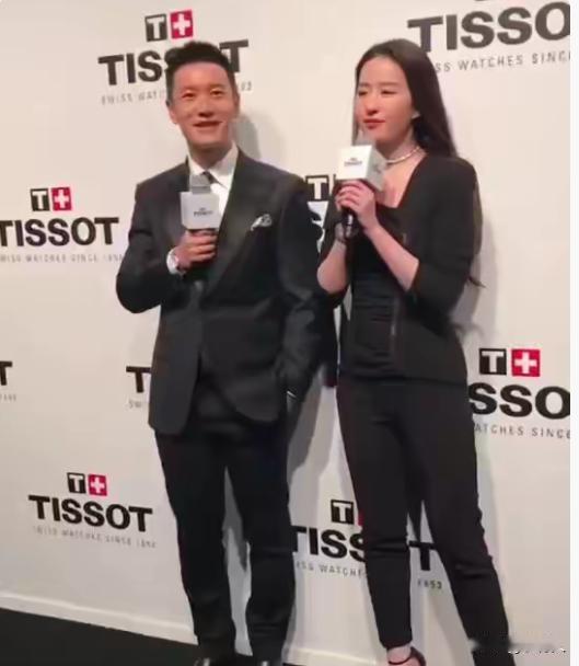 黄晓明的净身高是1米76，刘亦菲居然和黄晓明一样高。看来刘亦菲也是个高个子，如果