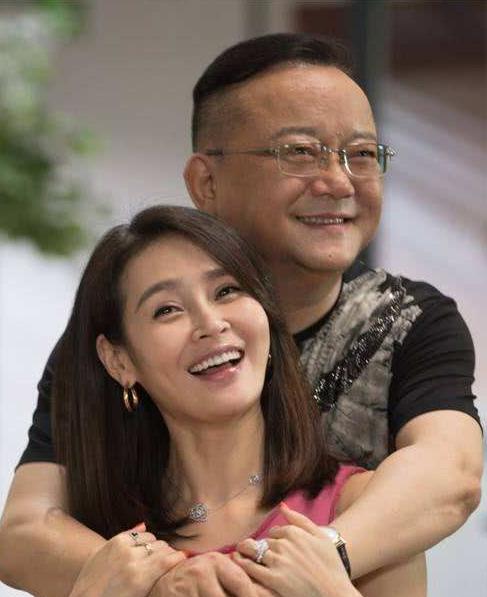 [微风]2006年，58岁的王刚三婚娶了小他20岁的郑艳东，新婚当晚王刚对郑艳东