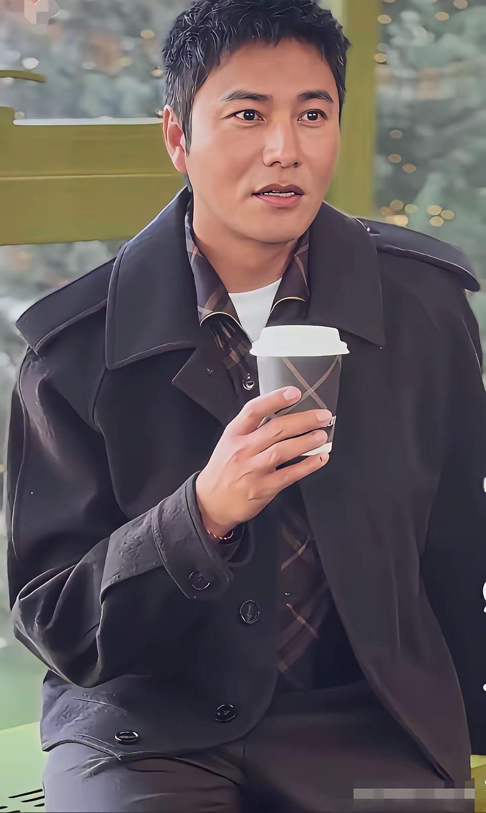 黝黑的皮肤，脏兮兮的西装外套，这真的是那个素有“忧郁小生”之称的陈坤吗？
看到陈