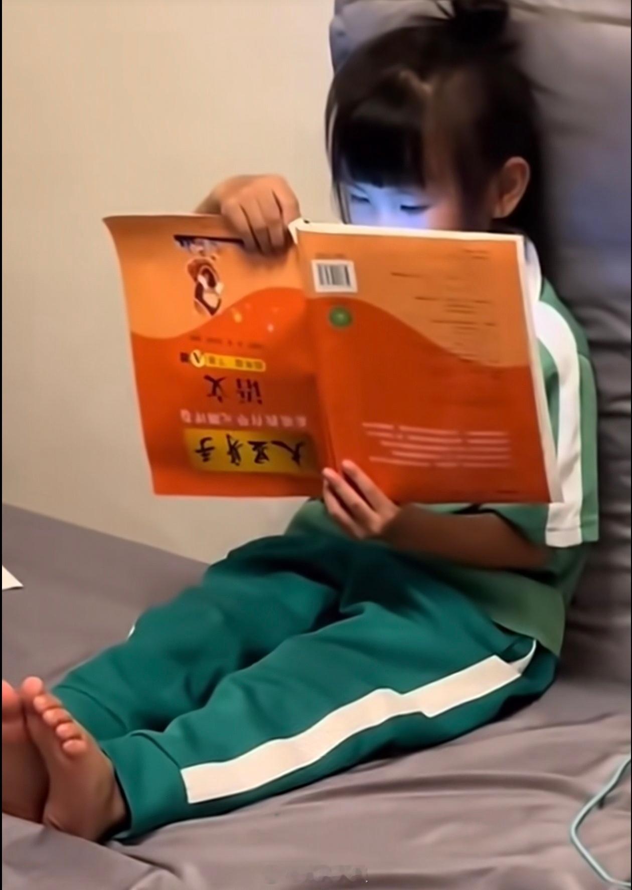 现在小孩真难伺候，不让玩手机就哭，让她玩手机能玩三四个小时，刚说去看书了，又在偷
