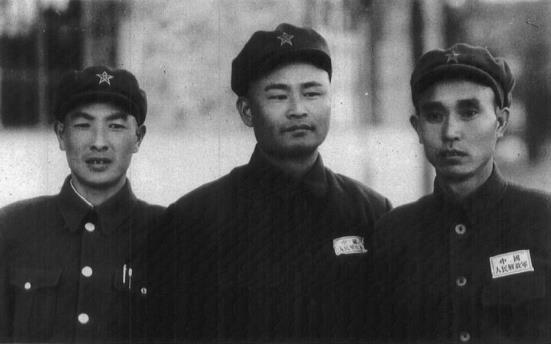 1951年11月，第三十一军部分领导同志于厦门。左起:谭知和、李发、周志坚。