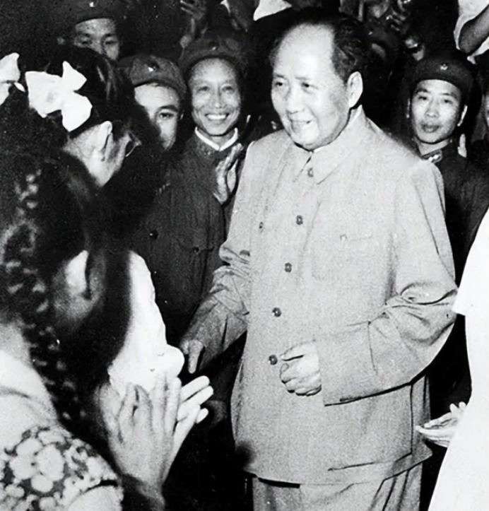 1959年的一天晚上，毛主席在湖南考察之余邀请了左大玢前来跳舞，刚一见面，他笑着