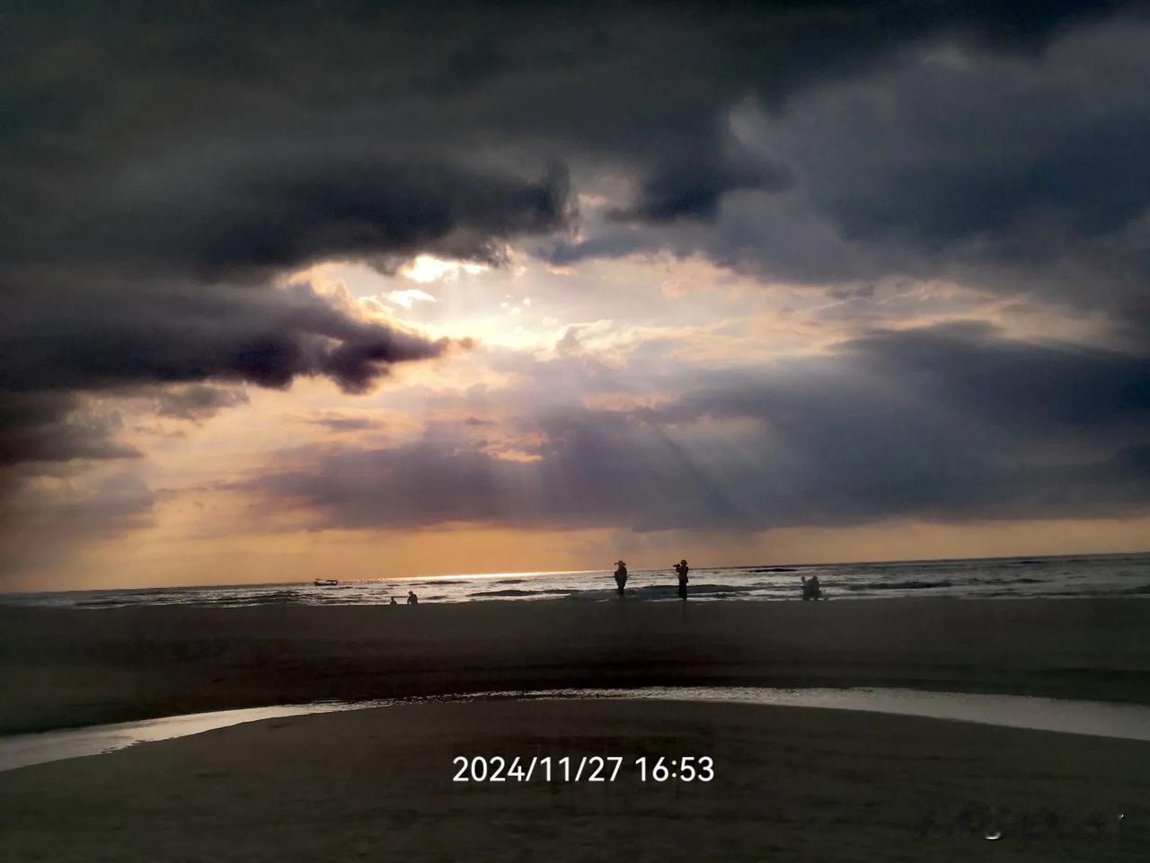 今天海滩上的佛光

当候鸟从成都来到了三亚角头湾，这里距巿中心还有65公里距离，