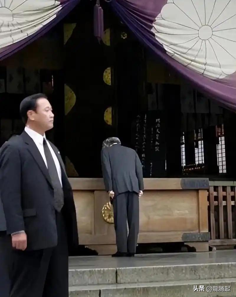 日本政客集体参拜靖国神社，台当局竟然表示尊重
 
8月15日，日本战败投降纪念日