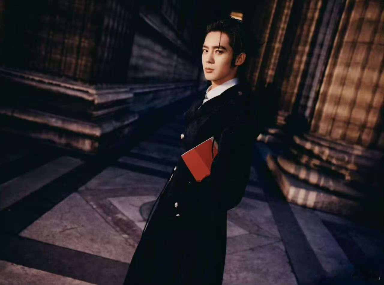 于适即兴弹唱被巴黎摄制团队邀请于适的魅力没有国界，巴黎即兴弹唱，轻松俘获外国摄制