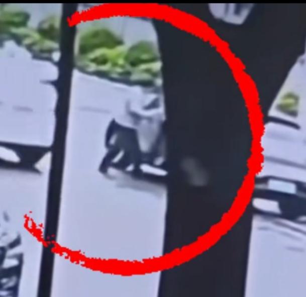 事情完全反转:是保安首先暴力执法！

某地学校门口女子与保安冲突的事，随着警方的