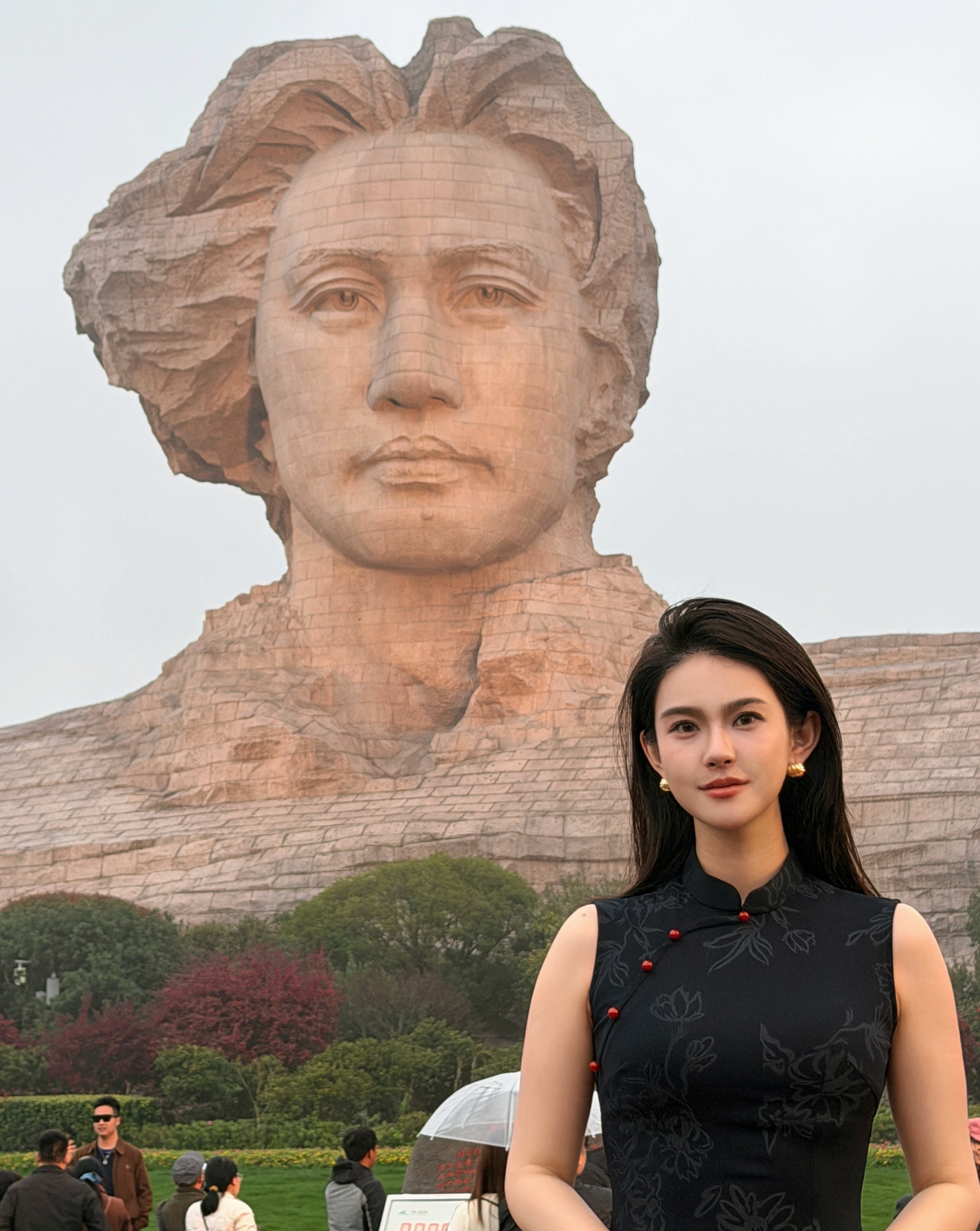 女生橘子洲拍摄旱地拔葱震撼大片虽然没拍到“旱地拔葱”，但是旗袍+橘子洲头！真的超