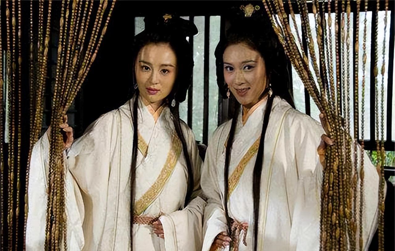 [无辜笑]公元210年，周瑜因病逝世，孙权去吊唁。然后对守寡的小乔说：“给我做媳