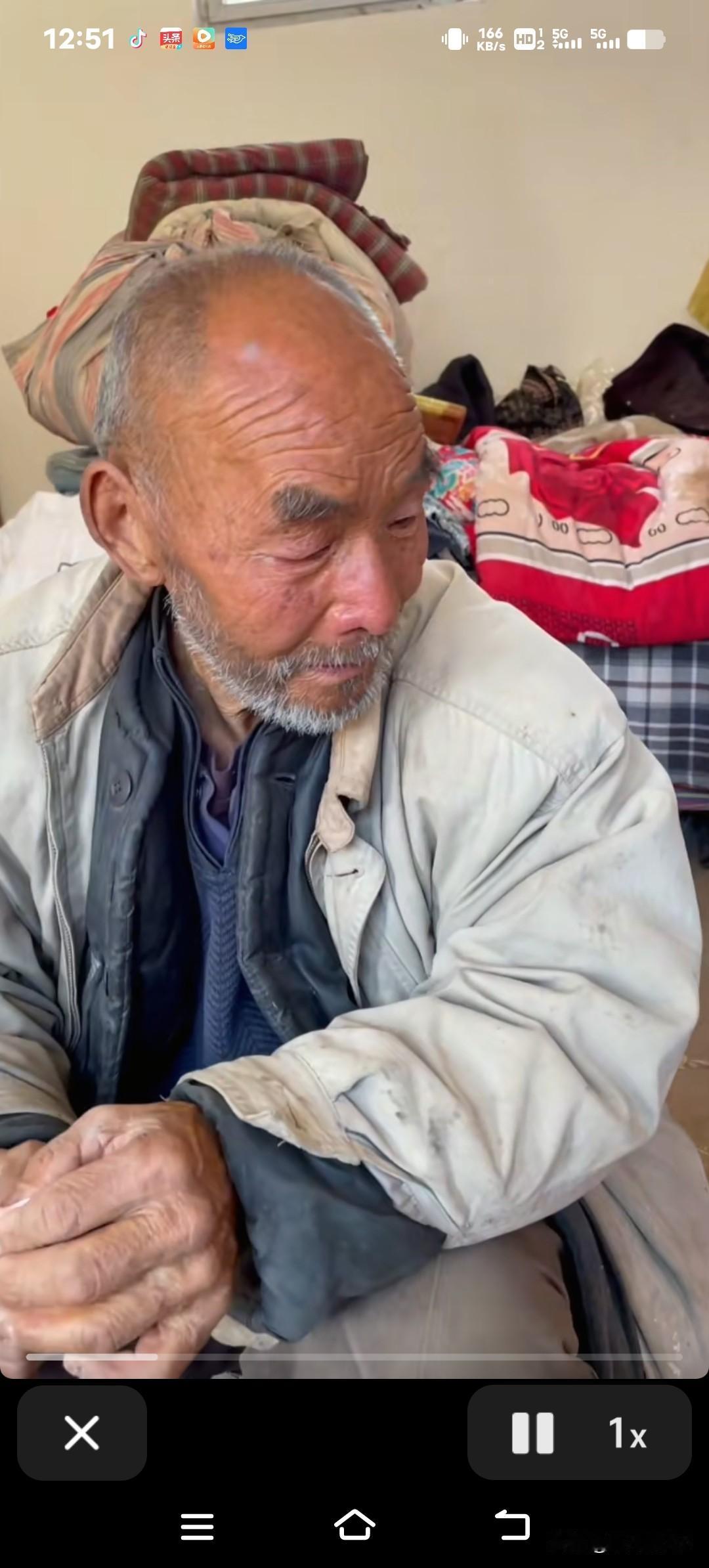 今天去菜市场转了转，刚走到入口就看见一位卖菜的大妈，正缩着脖子在寒风里搓手取暖。