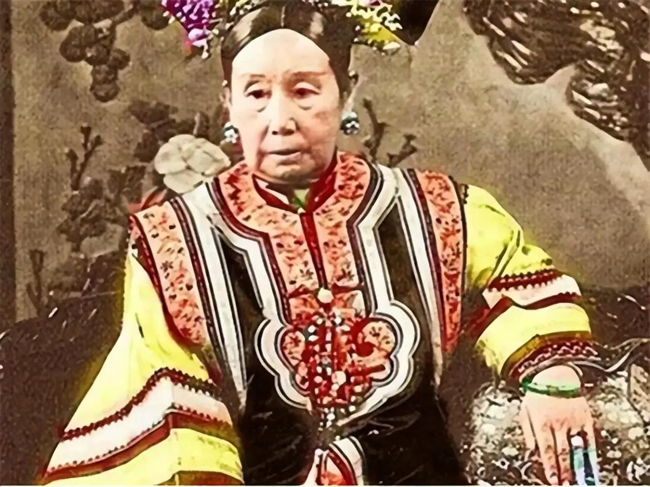 公元1880年，守寡27年的慈禧，变得犯困厌食，还恶心想吐，肚子也微微隆起，两位