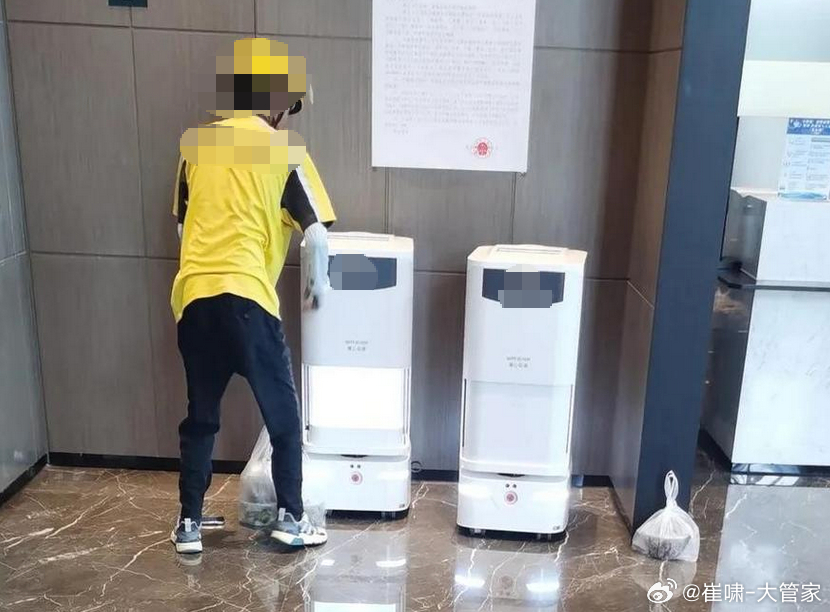 机器人正要进电梯被男子一脚踹倒 我能说我也有过不止一次的念头么？每次大家排队等电