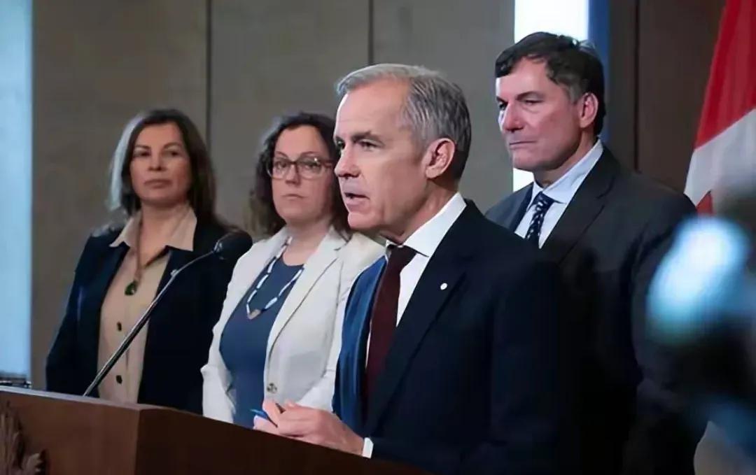 特朗普威胁加拿大，若和中方合作将遭毁灭，卡尼态度令人失望
 
在参加了瑞士达沃斯