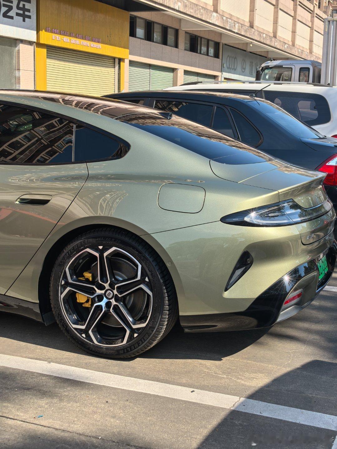 不知道是不是车漆问题，总觉得小米SU7看起来很亮眼。 