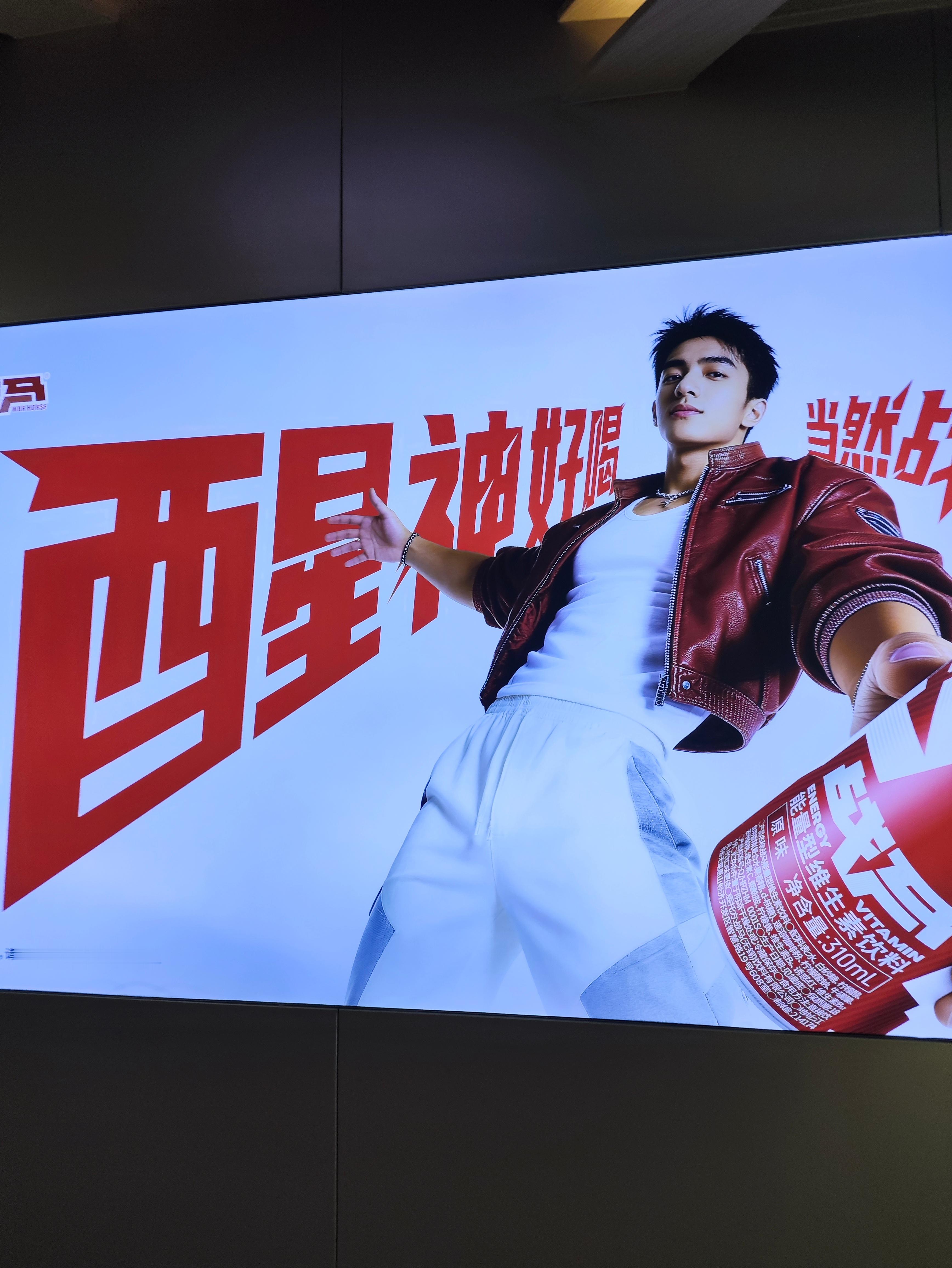 闹麻了我在这看半天猜是哪个男明星怎么完全没见过结果看到左下角人物为ai生成。。 