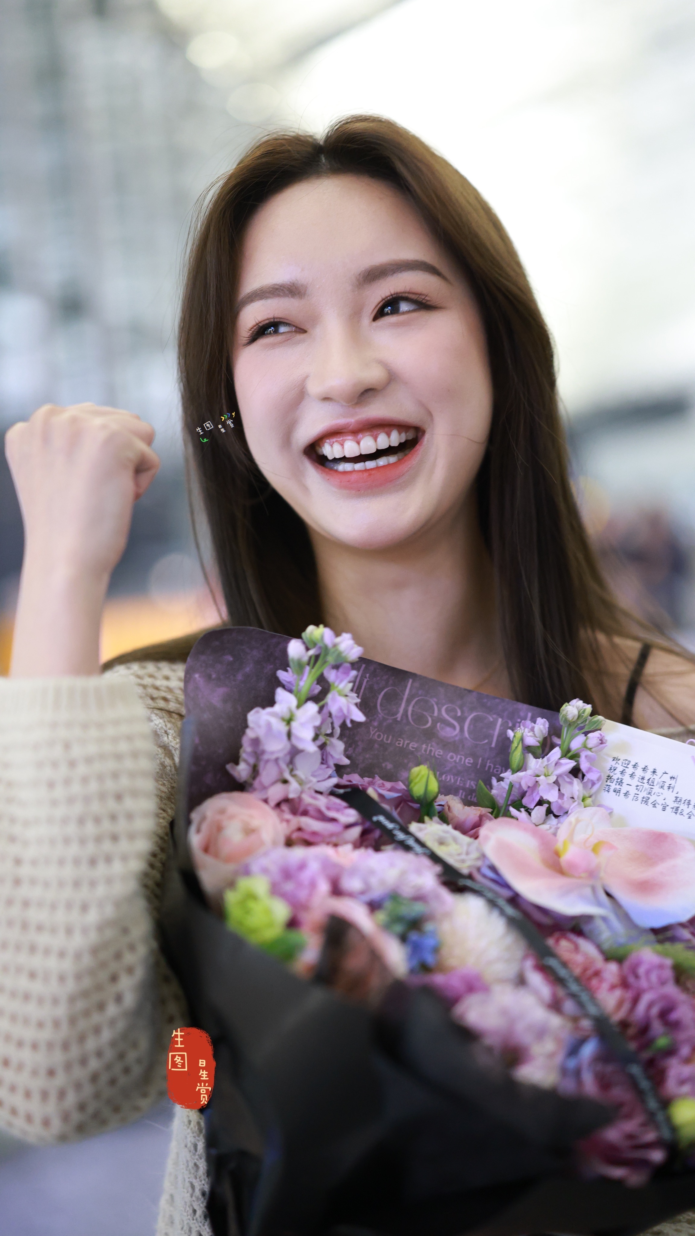 蒋明希最新机场到达生图鲜花配美女呐💐