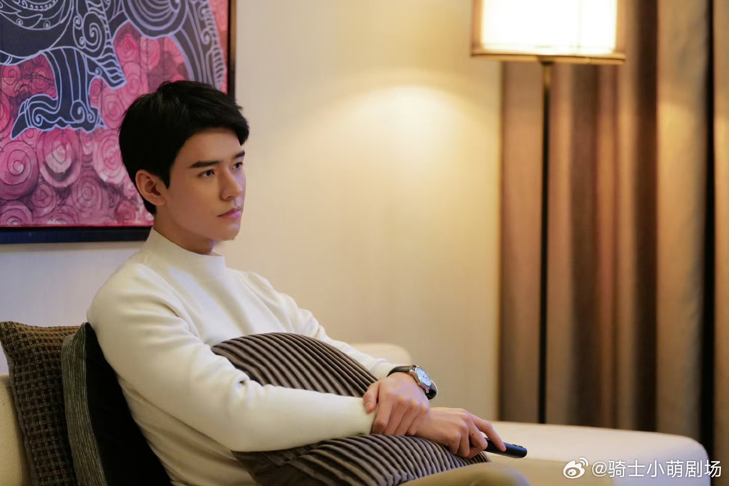 龚俊回应沈谢秩被停职龚俊把沈谢秩被停职的委屈与不甘演得恰到好处，剧情紧凑有张力，