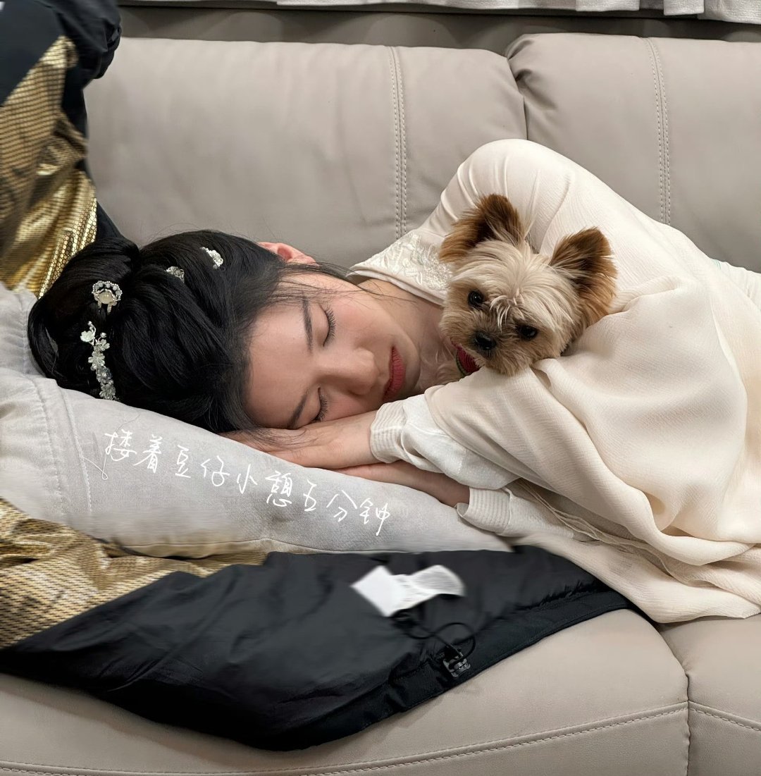 张婧仪 怎么会有人睡觉也这么好看哇塞，姐姐好美啊！ 