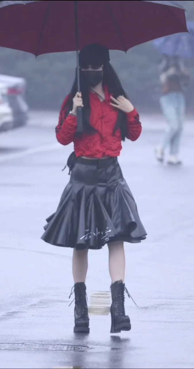 今天的书欣是一朵美丽的红玫瑰🌹好会搭配吧😍😍虞书欣情人节红玫瑰穿搭