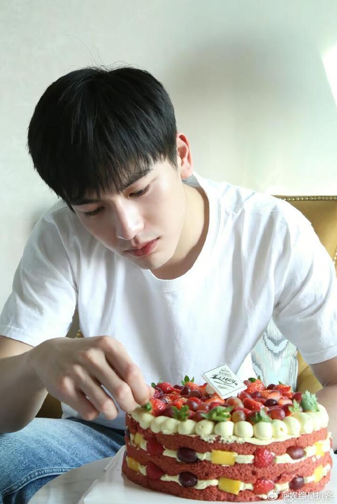 张凌赫被考古得只剩个裤衩了 张凌赫从小到大被扒得明明白白，全程干净无黑料，实在太