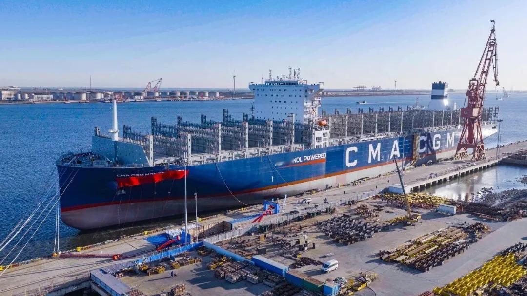 华北地区首艘甲醇双燃料集装箱船于周三交付。该船长366米，宽51米，可装载161